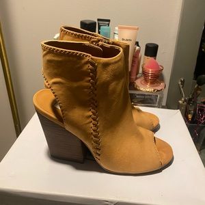 Steve Madden Women's Mingle1 Tan Nubuck Dress Sandal